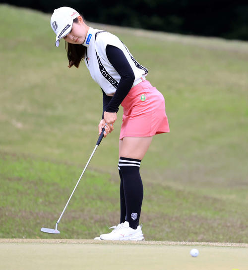 2番、パットを放つ川崎（撮影・浅見桂子）