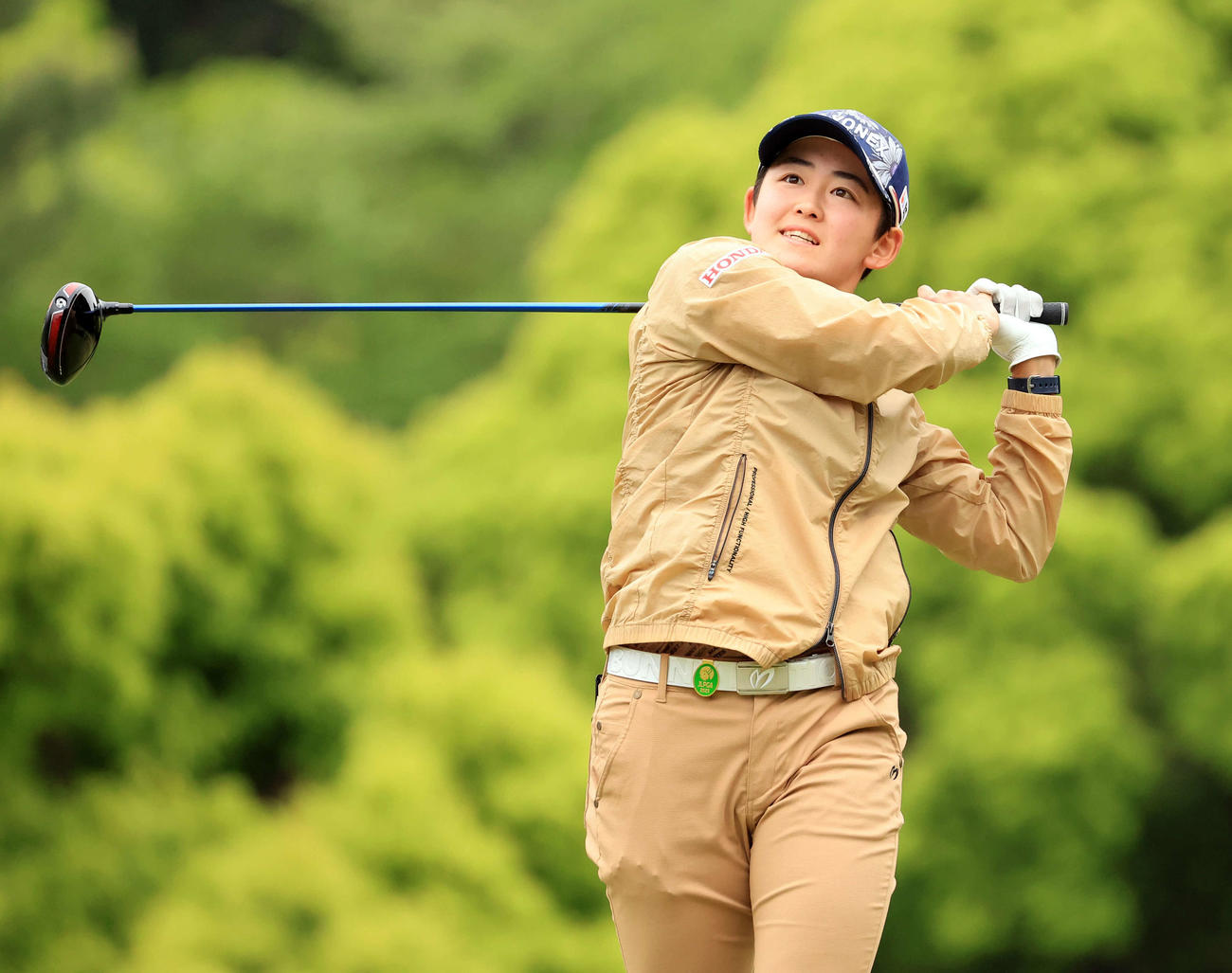 5番、ティーショットを放つ岩井明（撮影・浅見桂子）