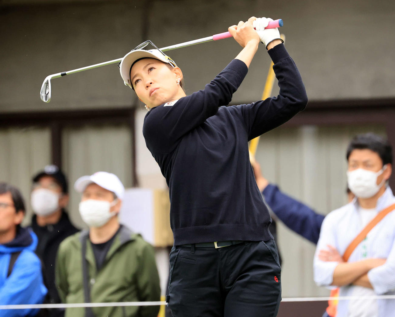 11番、ティーショットを放つ上田（撮影・浅見桂子）