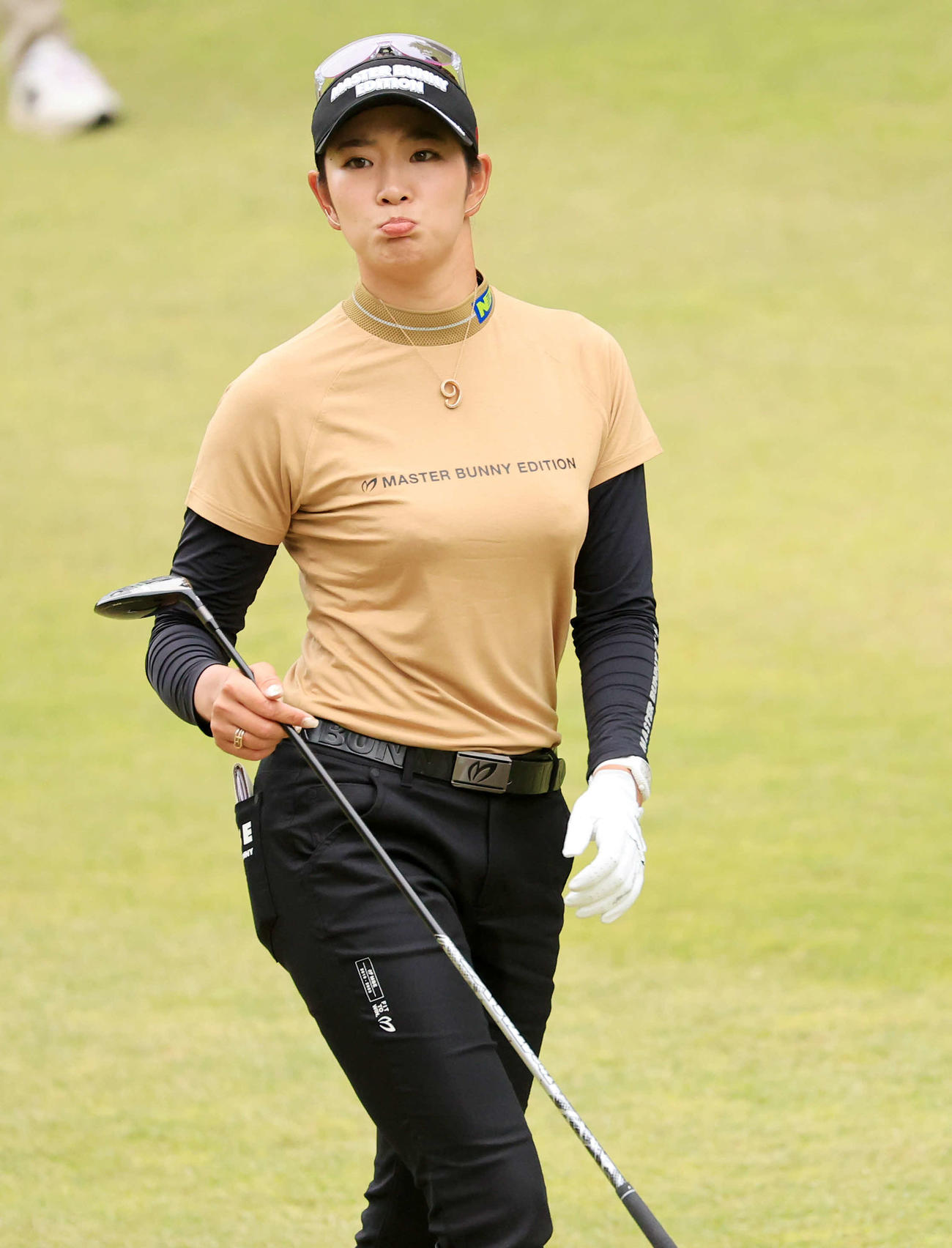 4番、下唇を突き出す表情を見せる原英（撮影・浅見桂子）