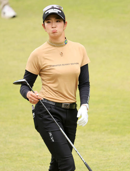 4番、下唇を突き出す表情を見せる原英（撮影・浅見桂子）
