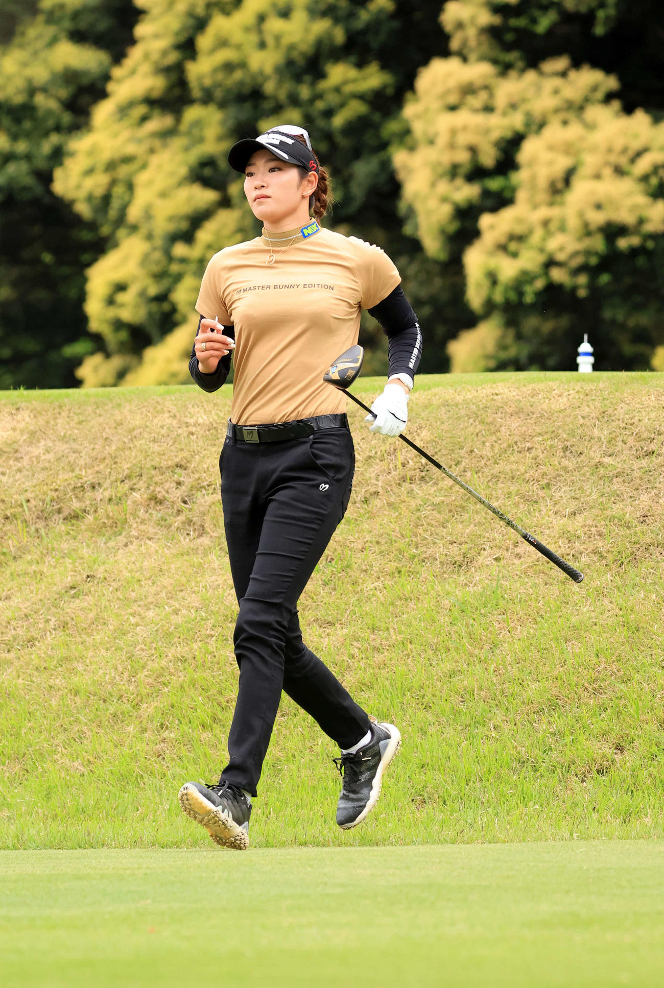 3番、ティーショットを放ち走りだす原英（撮影・浅見桂子）