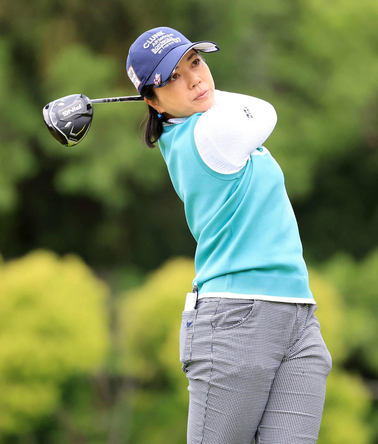 5番、ティーショットを放つ下川（撮影・浅見桂子）