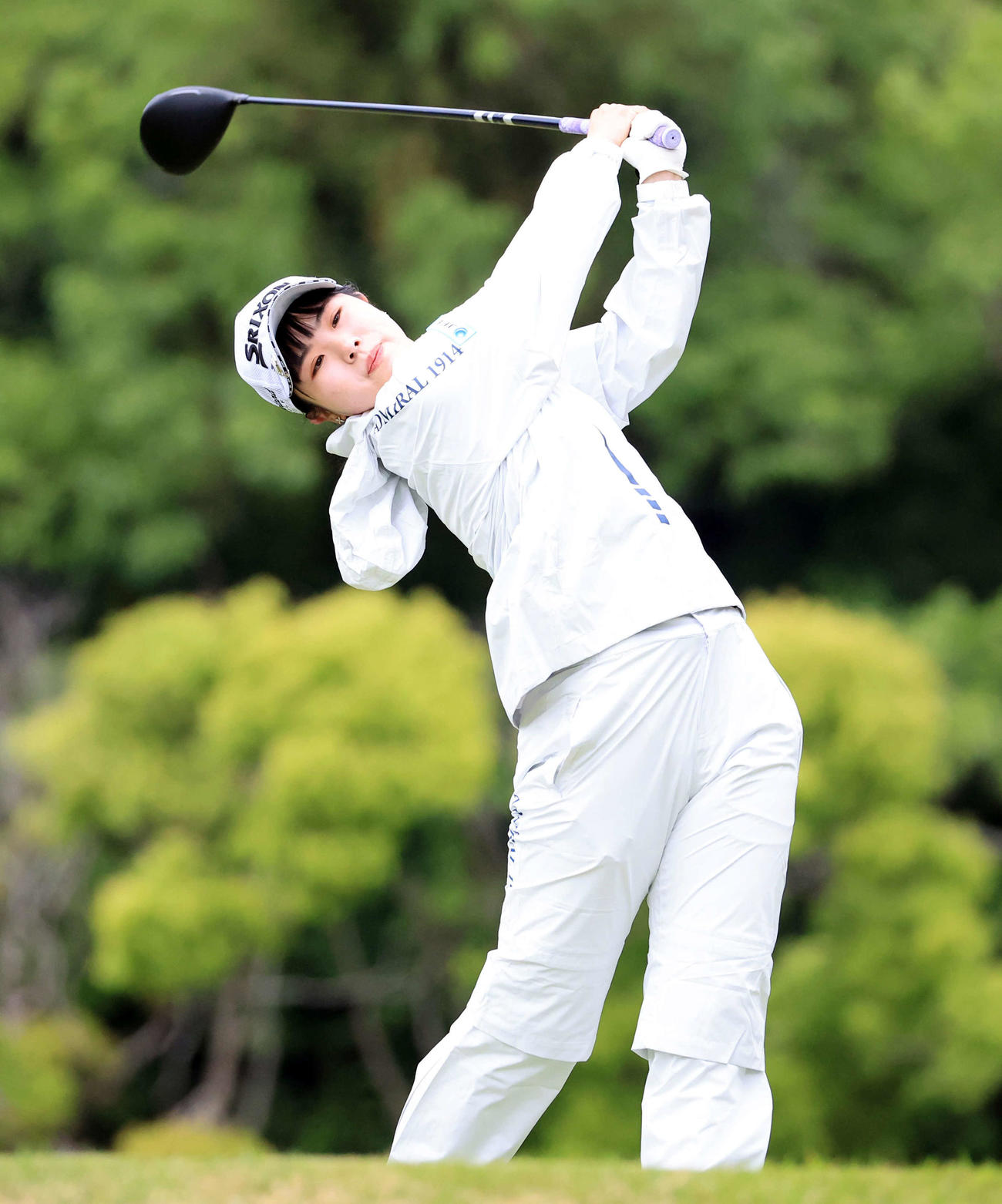 5番ティーショットを放つ尾関（撮影・浅見桂子）