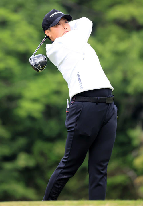 5番、ティーショットを放つ工藤遥（撮影・浅見桂子）