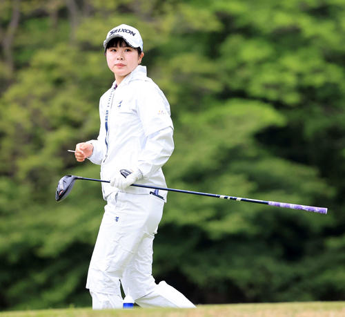 5番ティーショットを放ち打球を見る尾関（撮影・浅見桂子）