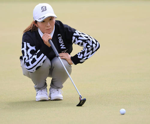 4番、ラインを見る工藤優（撮影・浅見桂子）