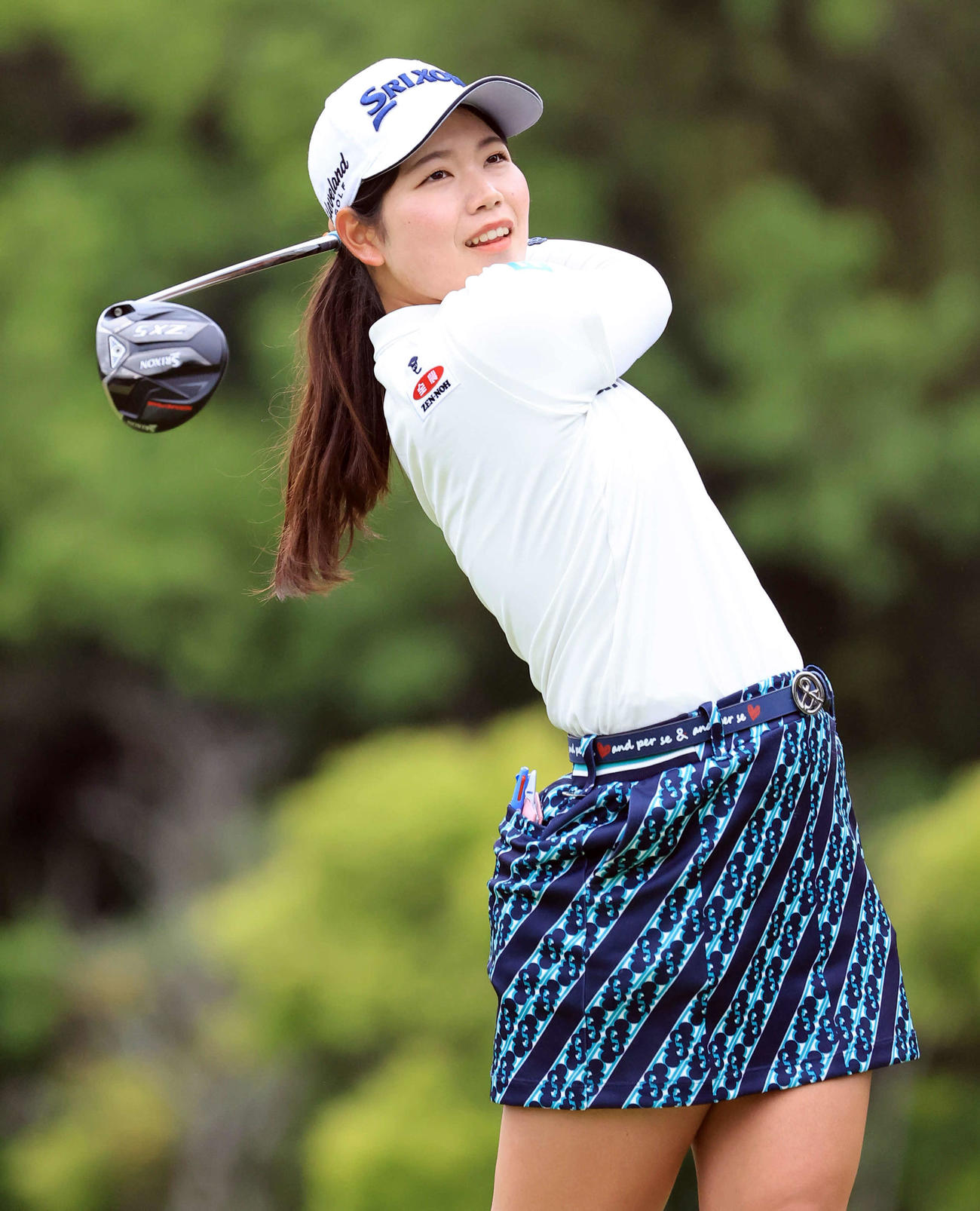 5番、ティーショットを放つ桜井（撮影・浅見桂子）