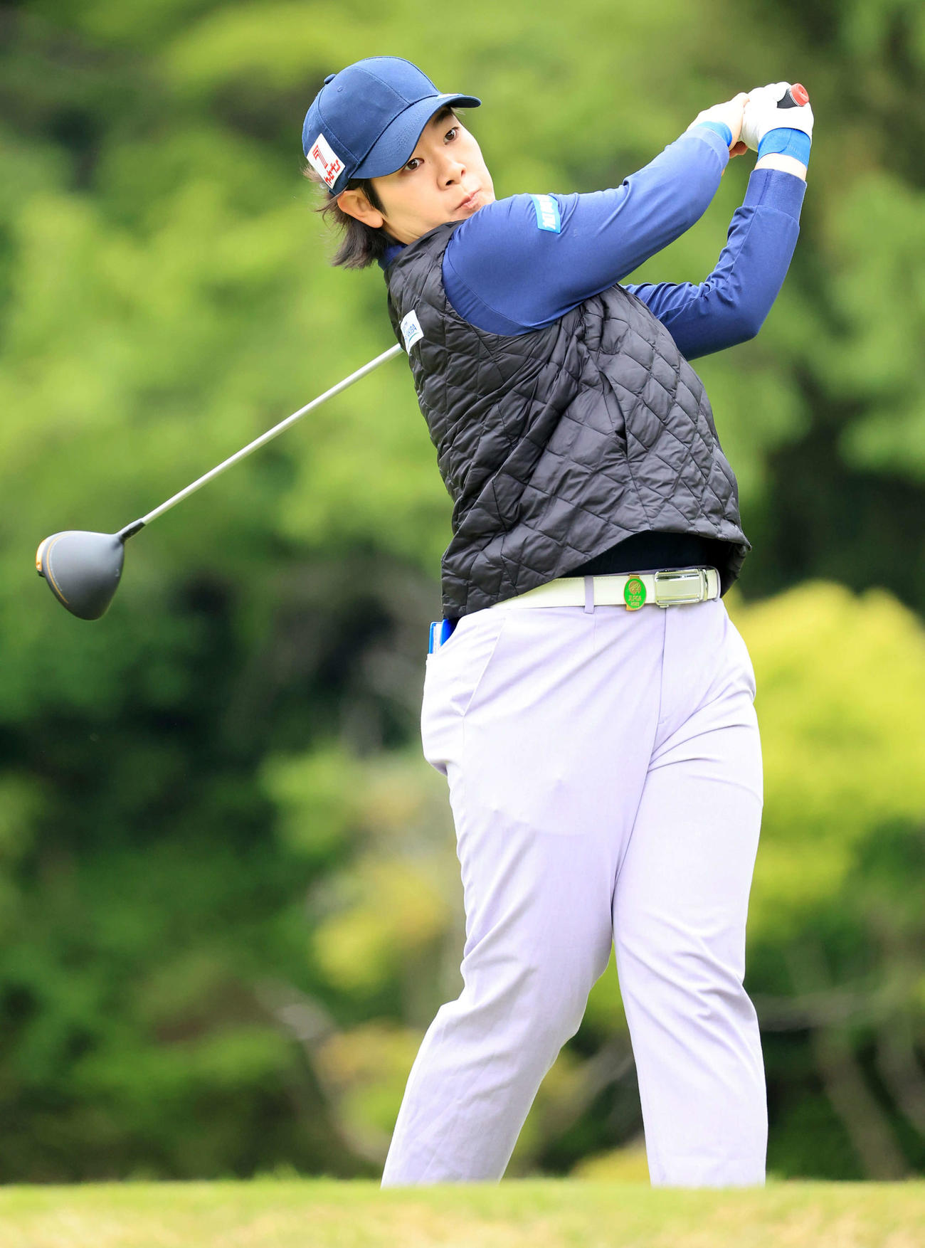 5番、ティーショットを放つ川岸（撮影・浅見桂子）