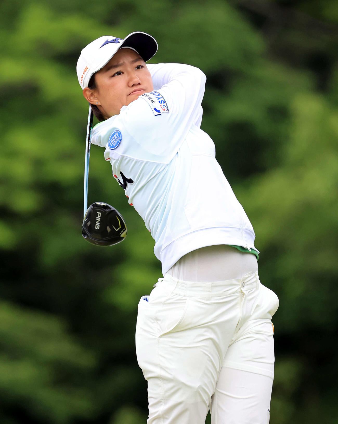 5番、ティーショットを放つ野沢（撮影・浅見桂子）
