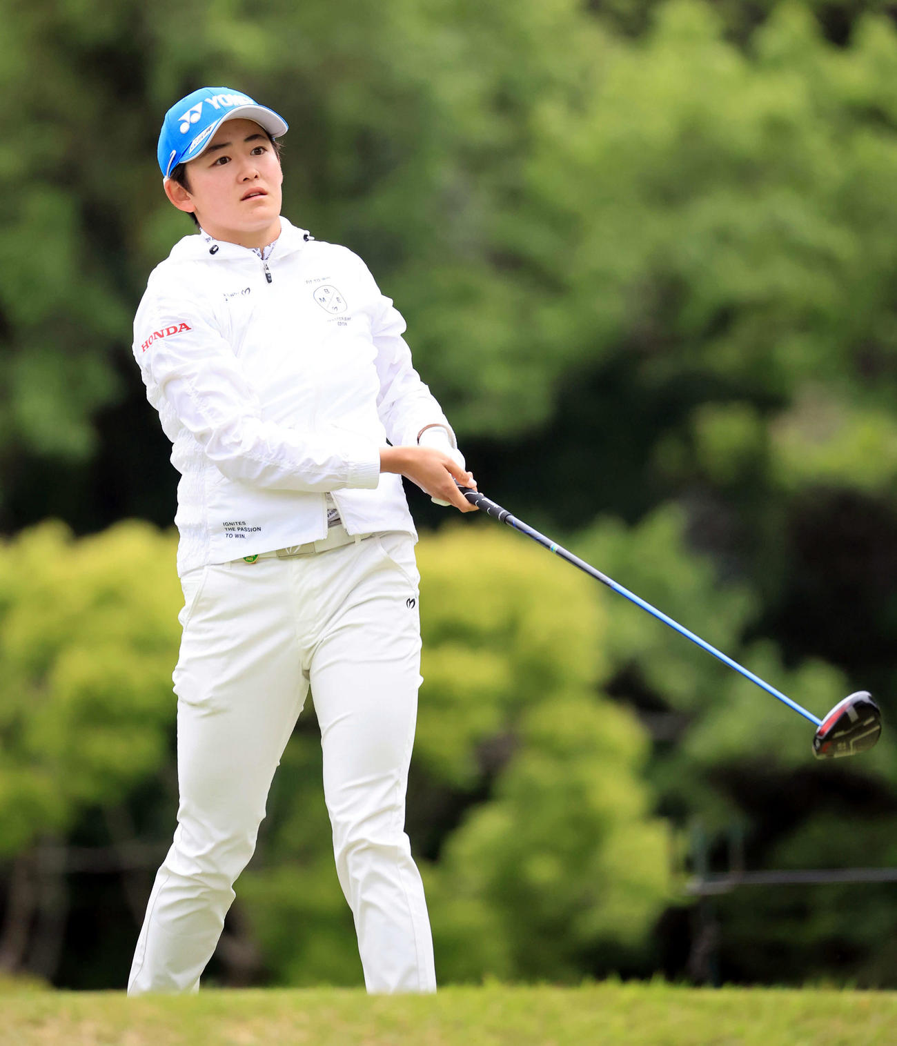 5番、ティーショットを放つ岩井明（撮影・浅見桂子）