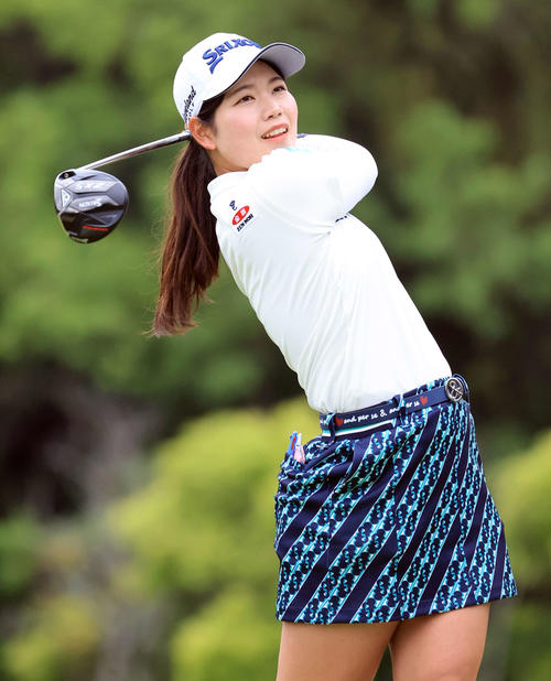 5番、ティーショットを放つ桜井（撮影・浅見桂子）