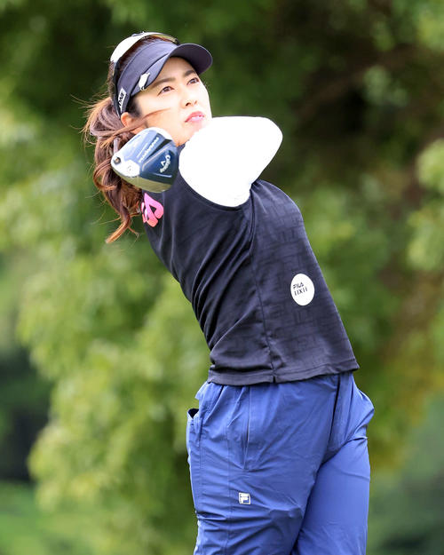 5番、ティーショットを放つ天本（撮影・浅見桂子）