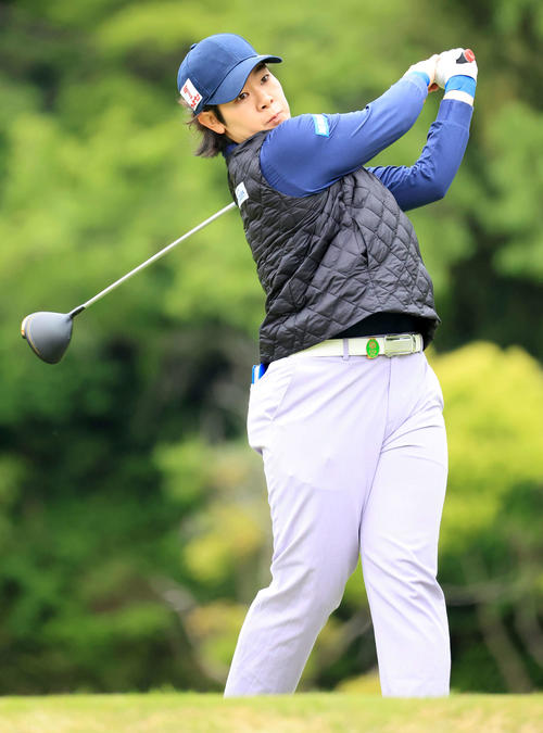 5番、ティーショットを放つ川岸（撮影・浅見桂子）