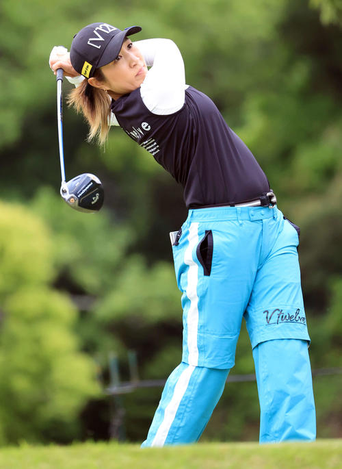 5番、ティーショットを放つ藤本（撮影・浅見桂子）
