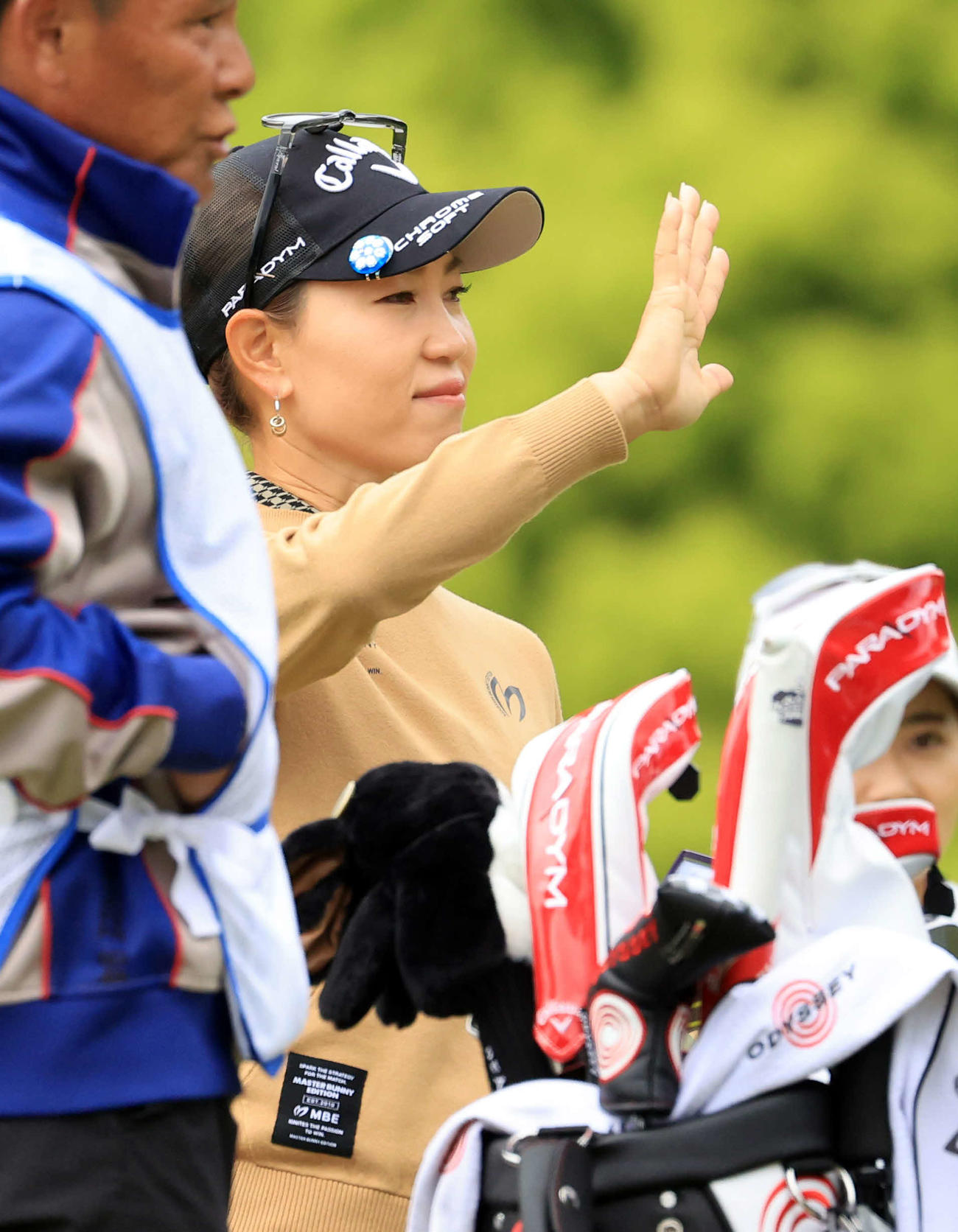 5番、手を振る上田（撮影・浅見桂子）