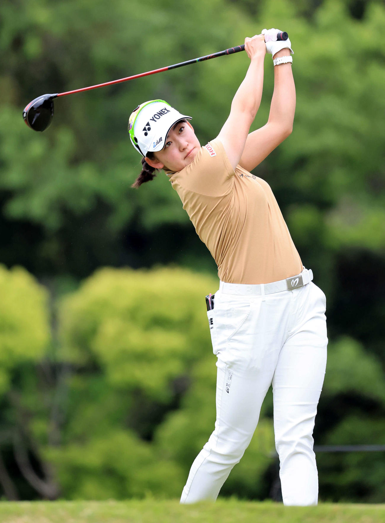 5番、ティーショットを放つ岩井千（撮影・浅見桂子）