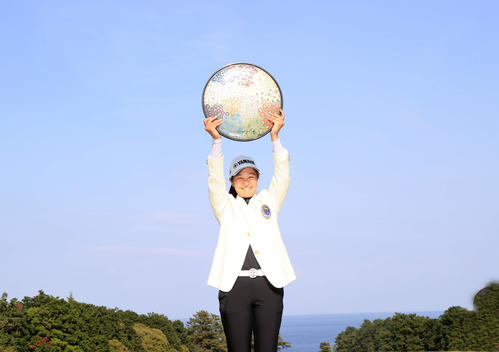初優勝の神谷そらは、青空に向かって高々と優勝杯を掲げる（撮影・浅見桂子）