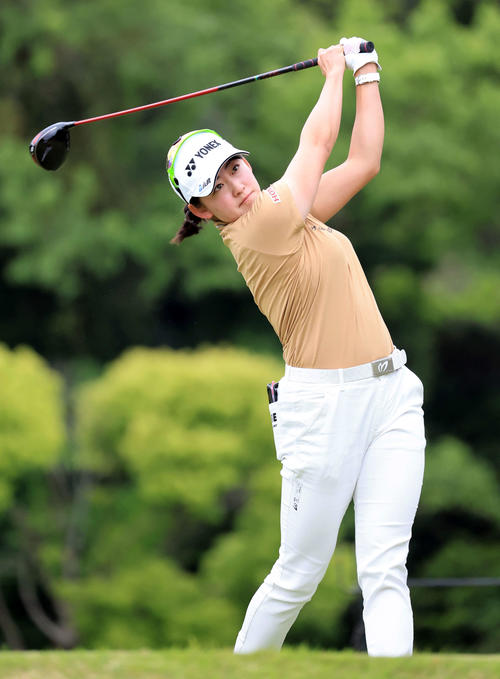 5番、ティーショットを放つ岩井千（撮影・浅見桂子）