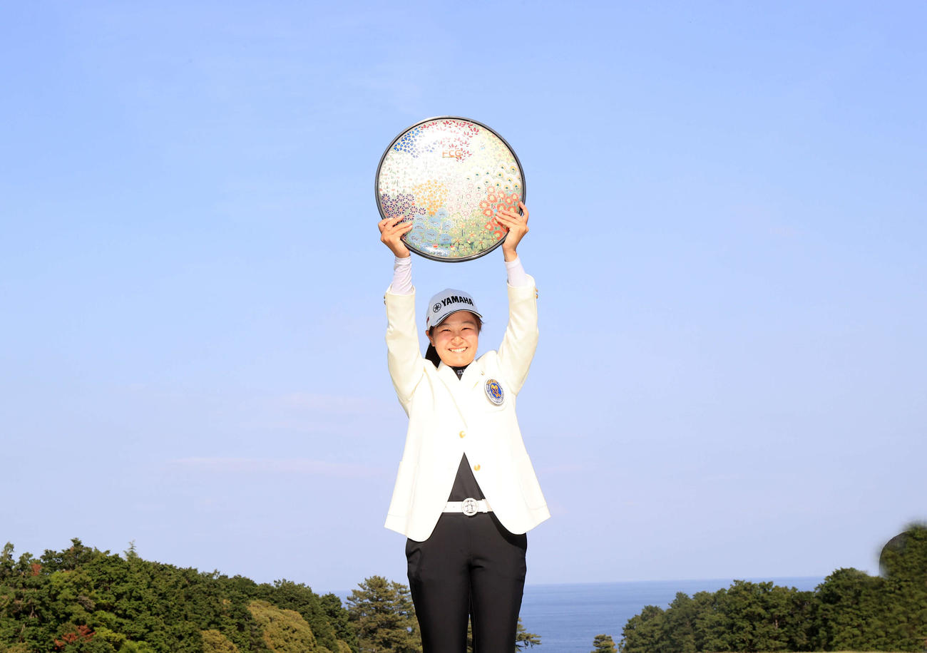 初優勝の神谷そらは、青空に向かって高々と優勝杯を掲げる（撮影・浅見桂子）