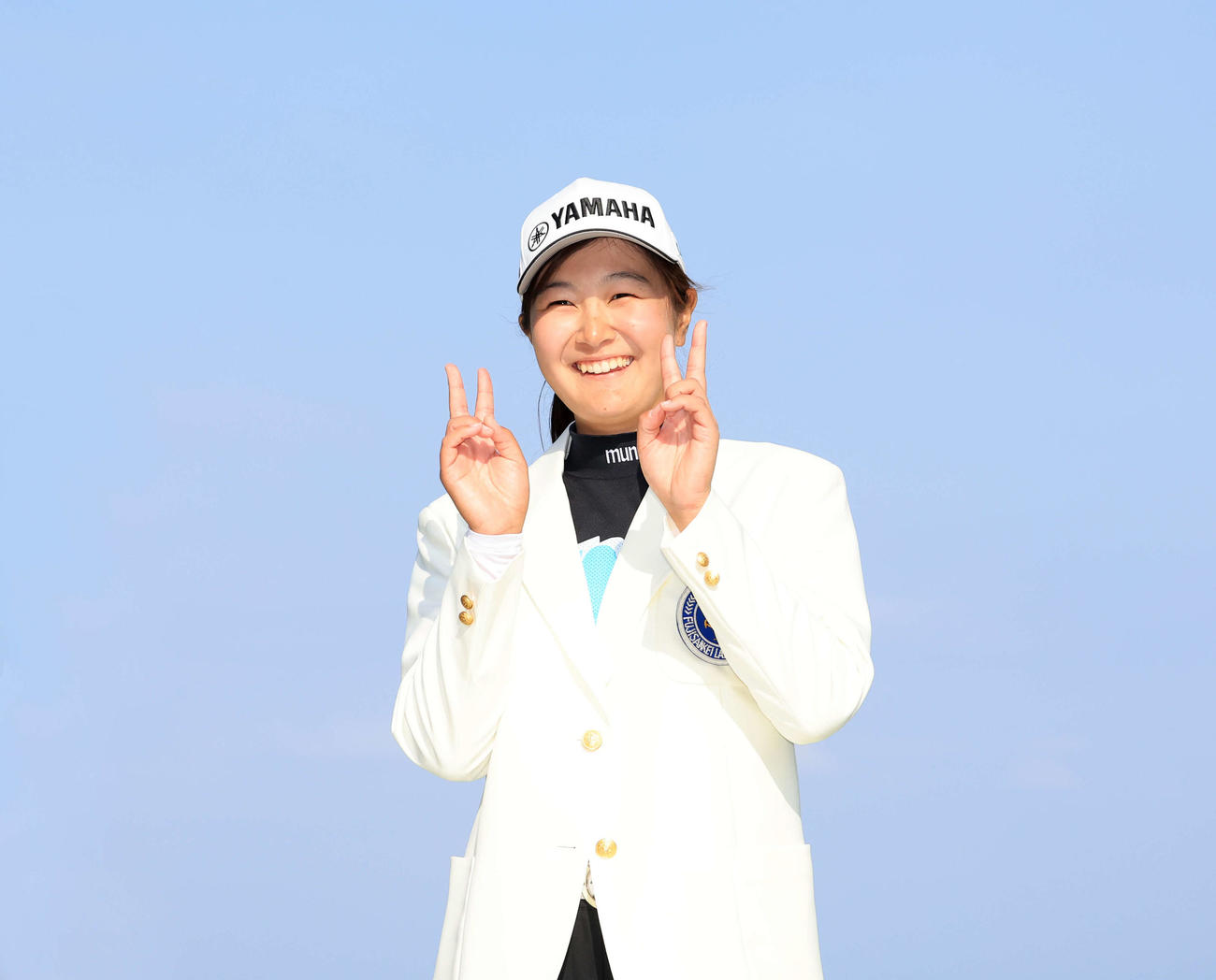 初優勝の神谷は青空のした笑顔でVサイン（撮影・浅見桂子）