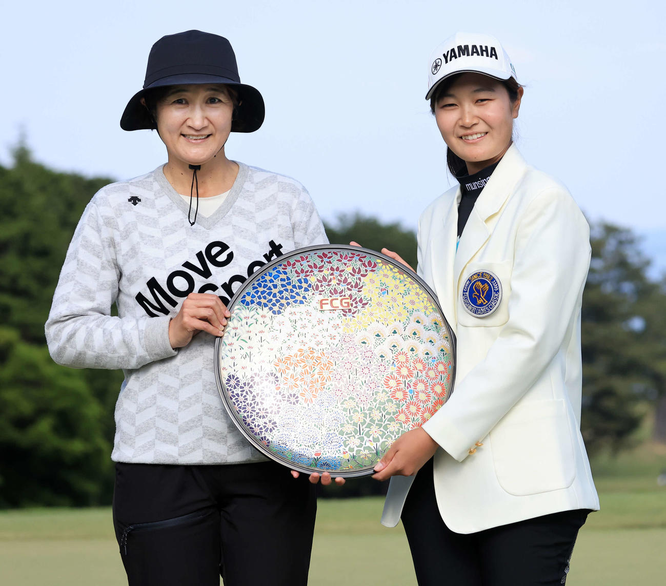 初優勝の神谷（右）は母のあゆさんと優勝杯を手に笑顔（撮影・浅見桂子）
