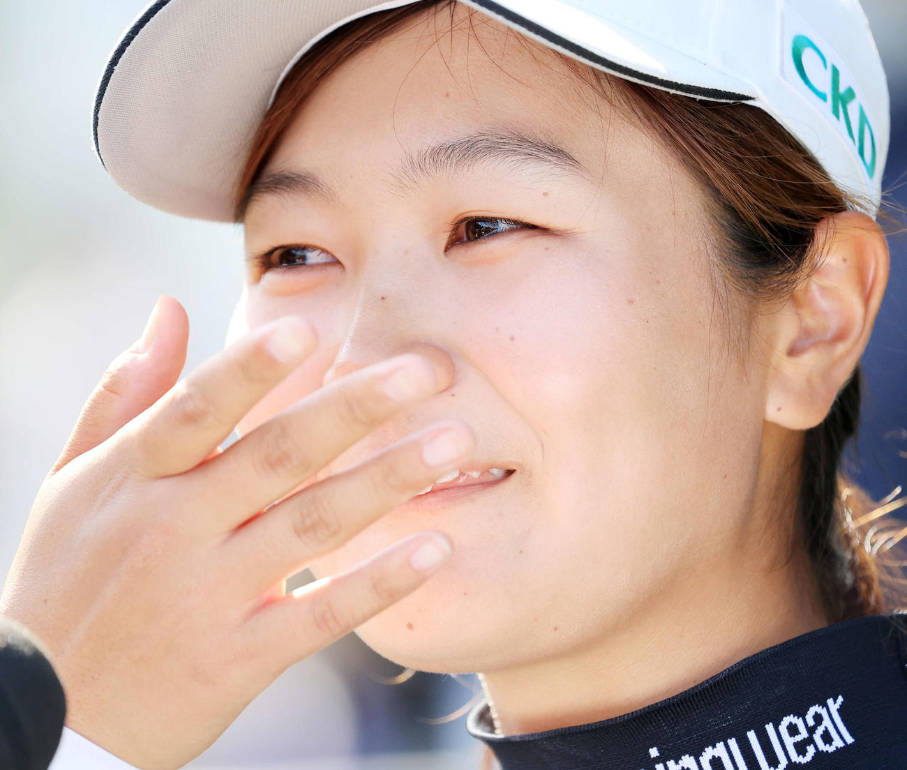 優勝インタビューで涙をこらえる神谷そら（撮影・浅見桂子）