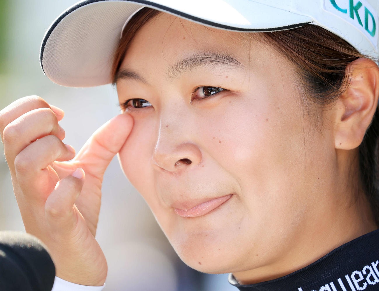 初優勝の神谷は、インタビューで涙をこらえる（撮影・浅見桂子）