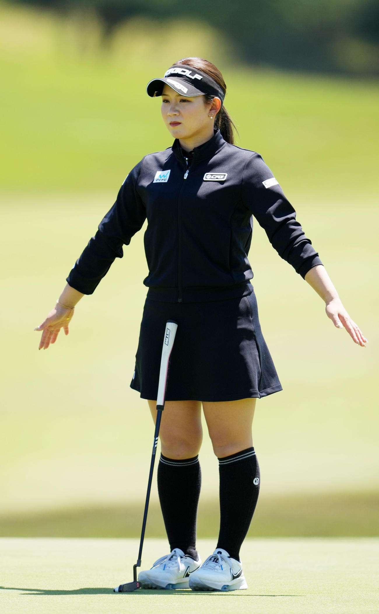 プロアマ戦でプレーする吉本（撮影・横山健太）