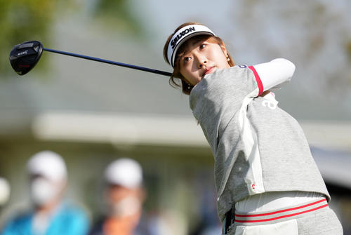 10番、ティーショットを放つ都（撮影・横山健太）