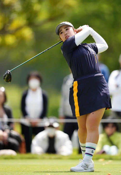 3番、ティーショットを放つ山下（撮影・横山健太）