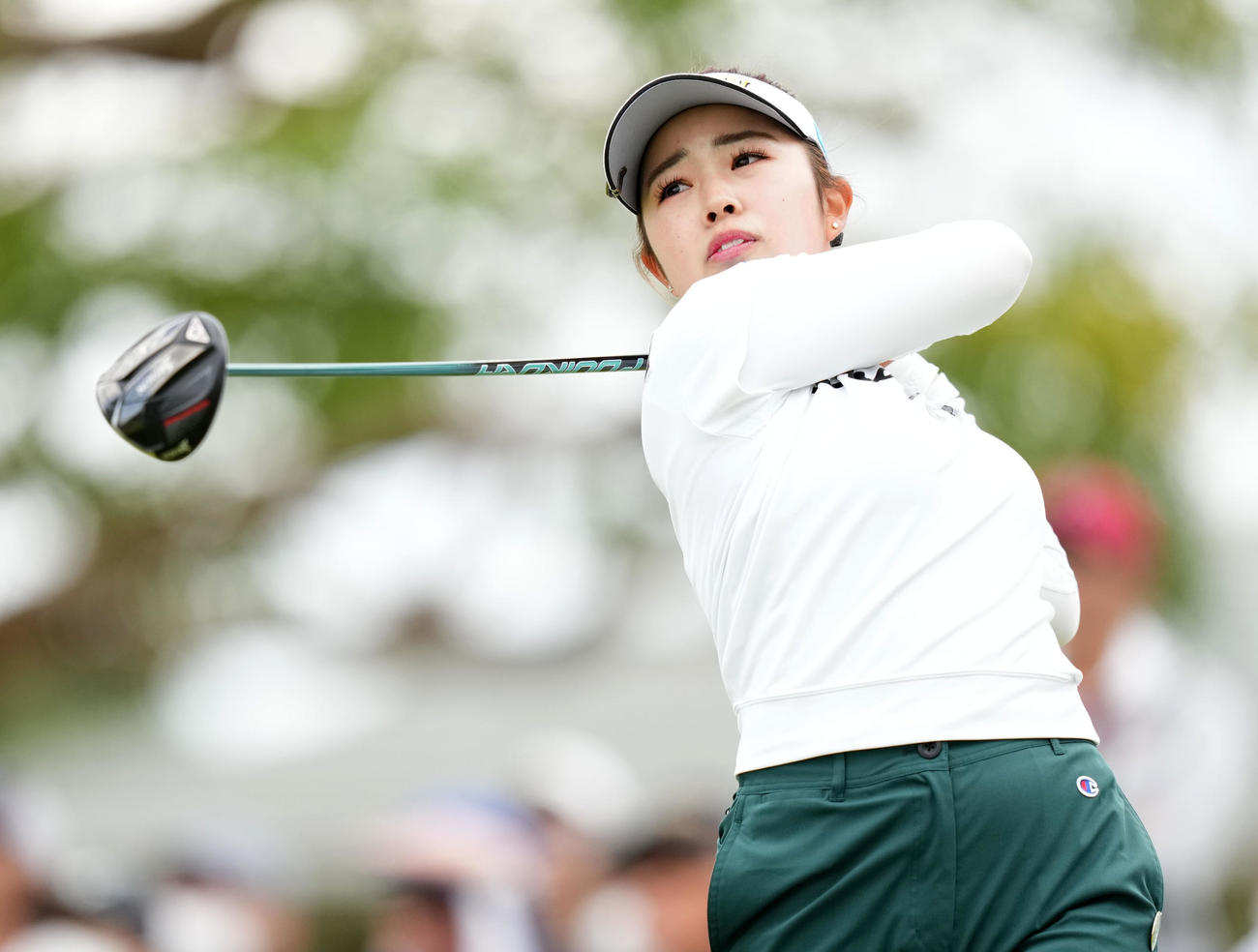 10番、ティーショットを放つ山下（撮影・横山健太）