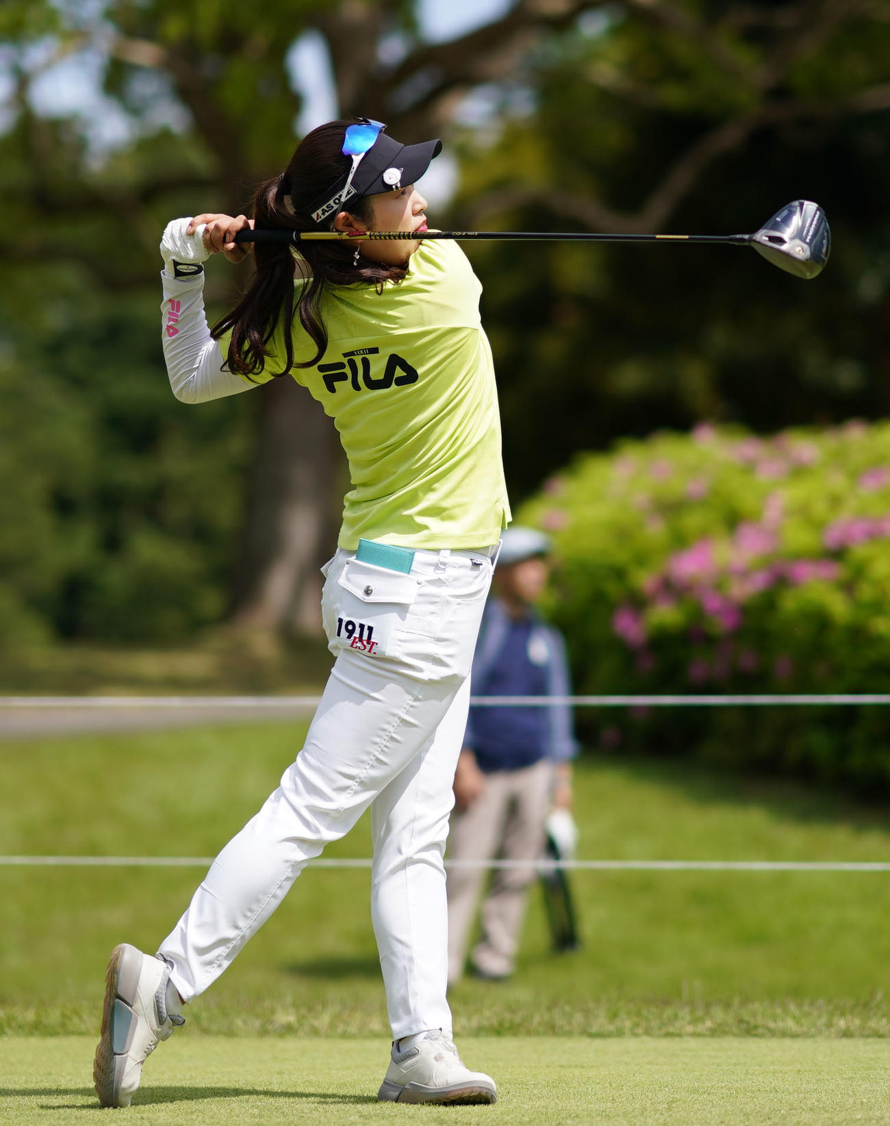 4番、ティーショットを放つ天本（撮影・横山健太）