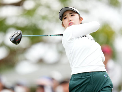 10番、ティーショットを放つ山下（撮影・横山健太）