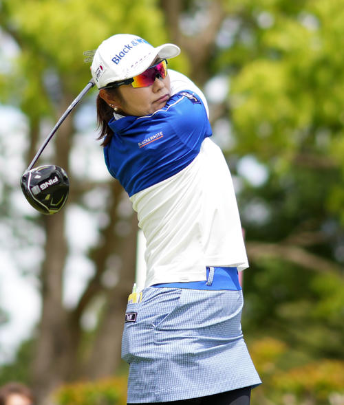 4番、ティーショットを放つ藤田（撮影・横山健太）