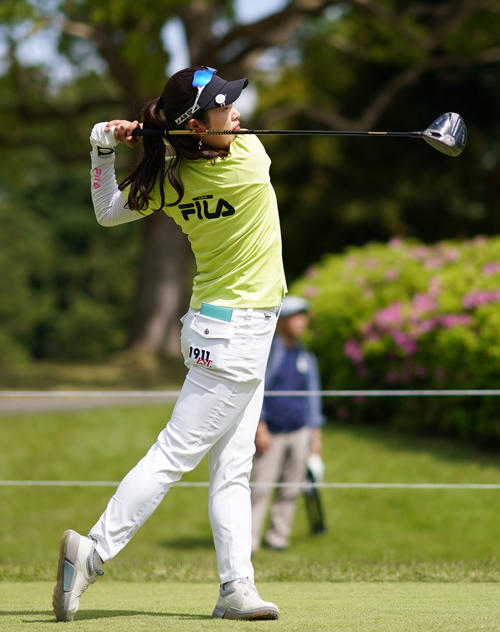 4番、ティーショットを放つ天本（撮影・横山健太）