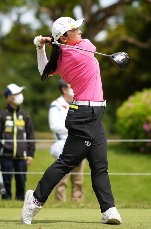 4番、ティーショットを放つ平岡（撮影・横山健太）