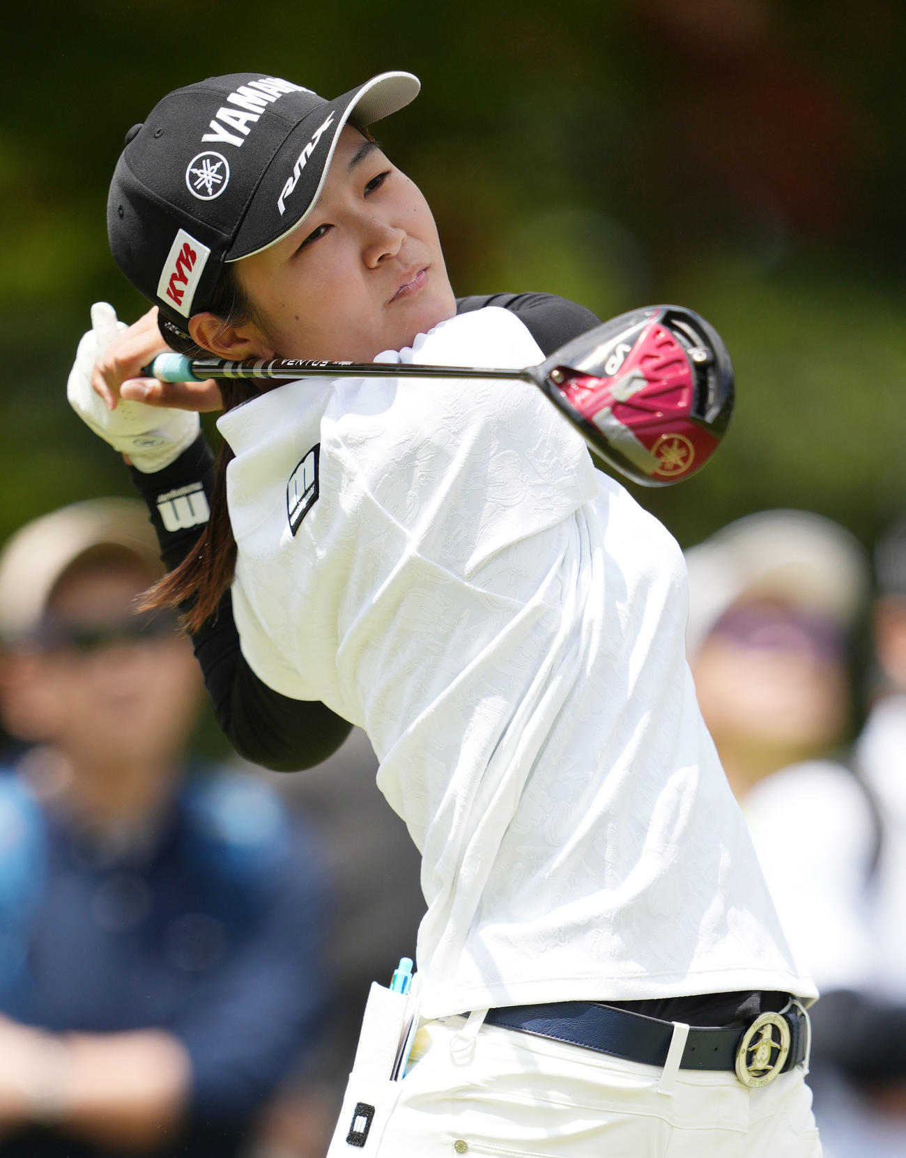 4番、ティーショットを放つ神谷（撮影・横山健太）