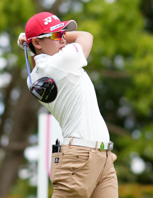4番、ティーショットを放つ岩井明（撮影・横山健太）