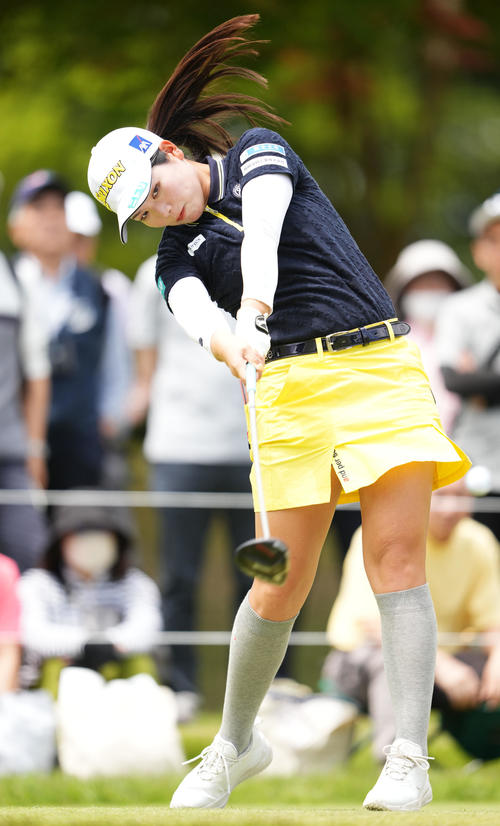 4番、ティーショットを放つ桜井（撮影・横山健太）