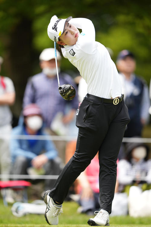 4番、ティーショットを放つ竹田（撮影・横山健太）