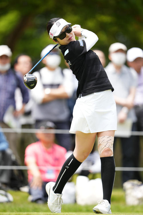 4番、ティーショットを放つ三ケ島（撮影・横山健太）