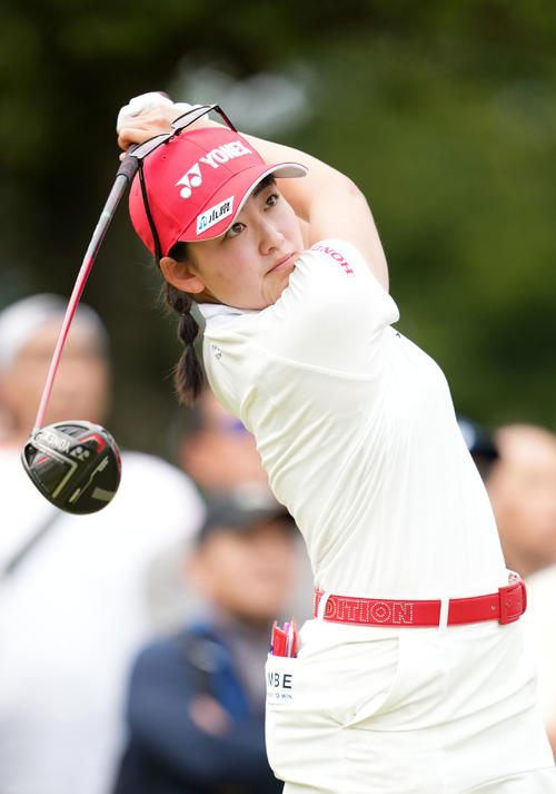 4番、ティーショットを放つ岩井千（撮影・横山健太）