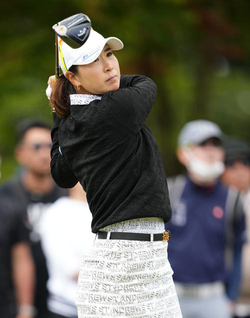 4番、ティーショットを放つ木戸（撮影・横山健太）
