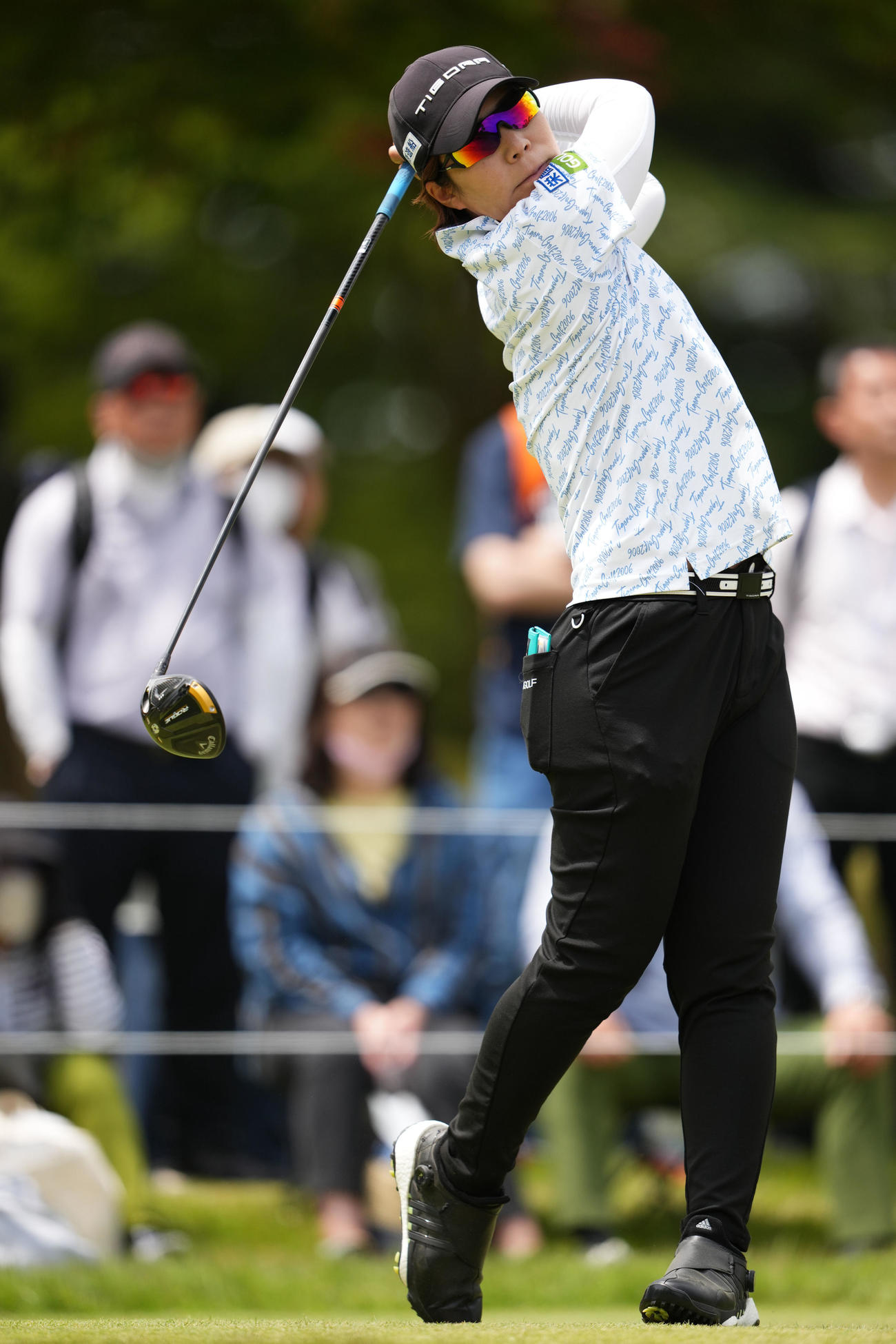 4番、ティーショットを放つ穴井（撮影・横山健太）