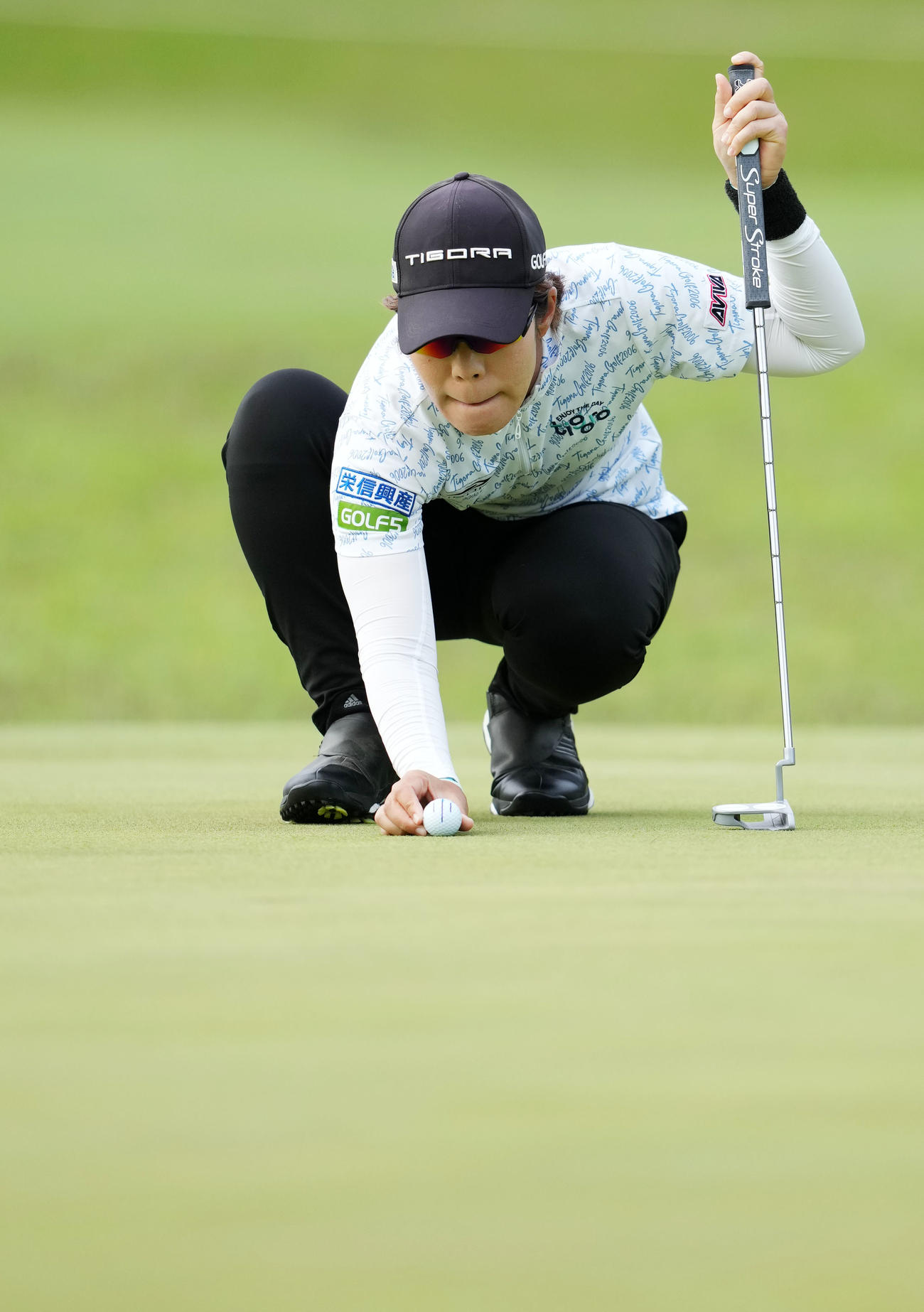 16番、ラインを確認する穴井（撮影・横山健太）