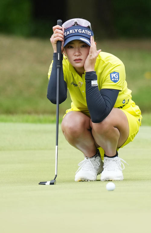 15番、ラインを確認する原（撮影・横山健太）