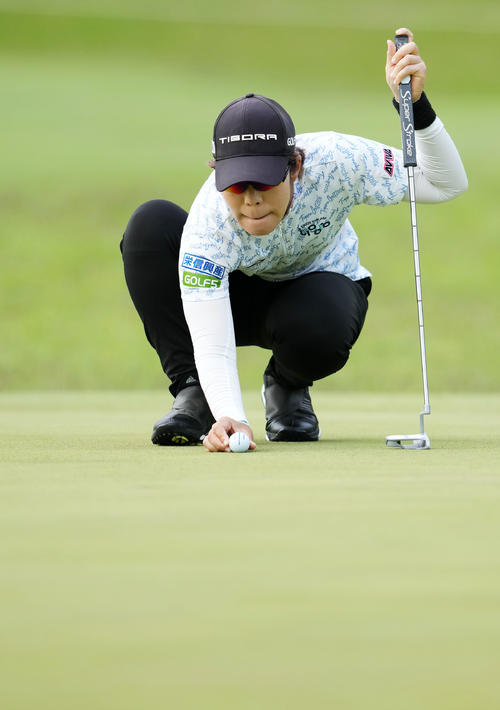 16番、ラインを確認する穴井（撮影・横山健太）