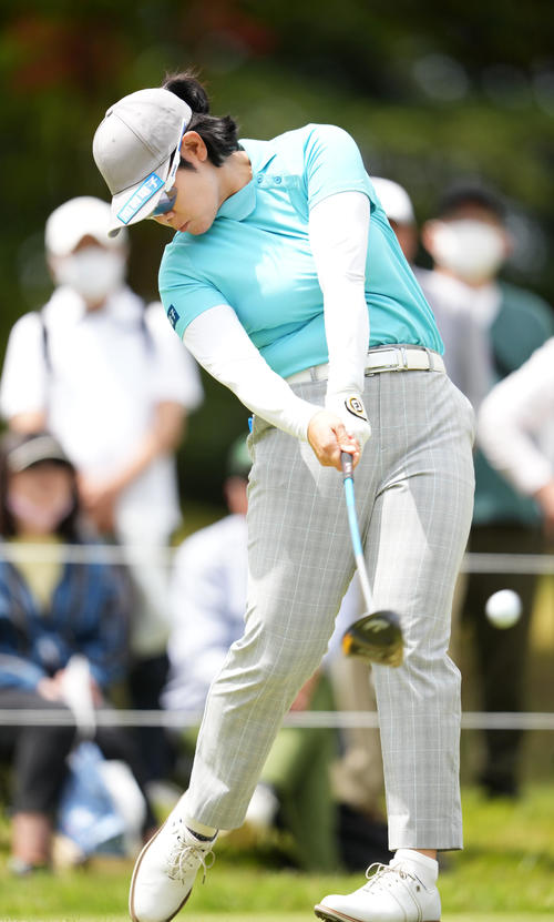4番、ティーショットを放つ川岸（撮影・横山健太）
