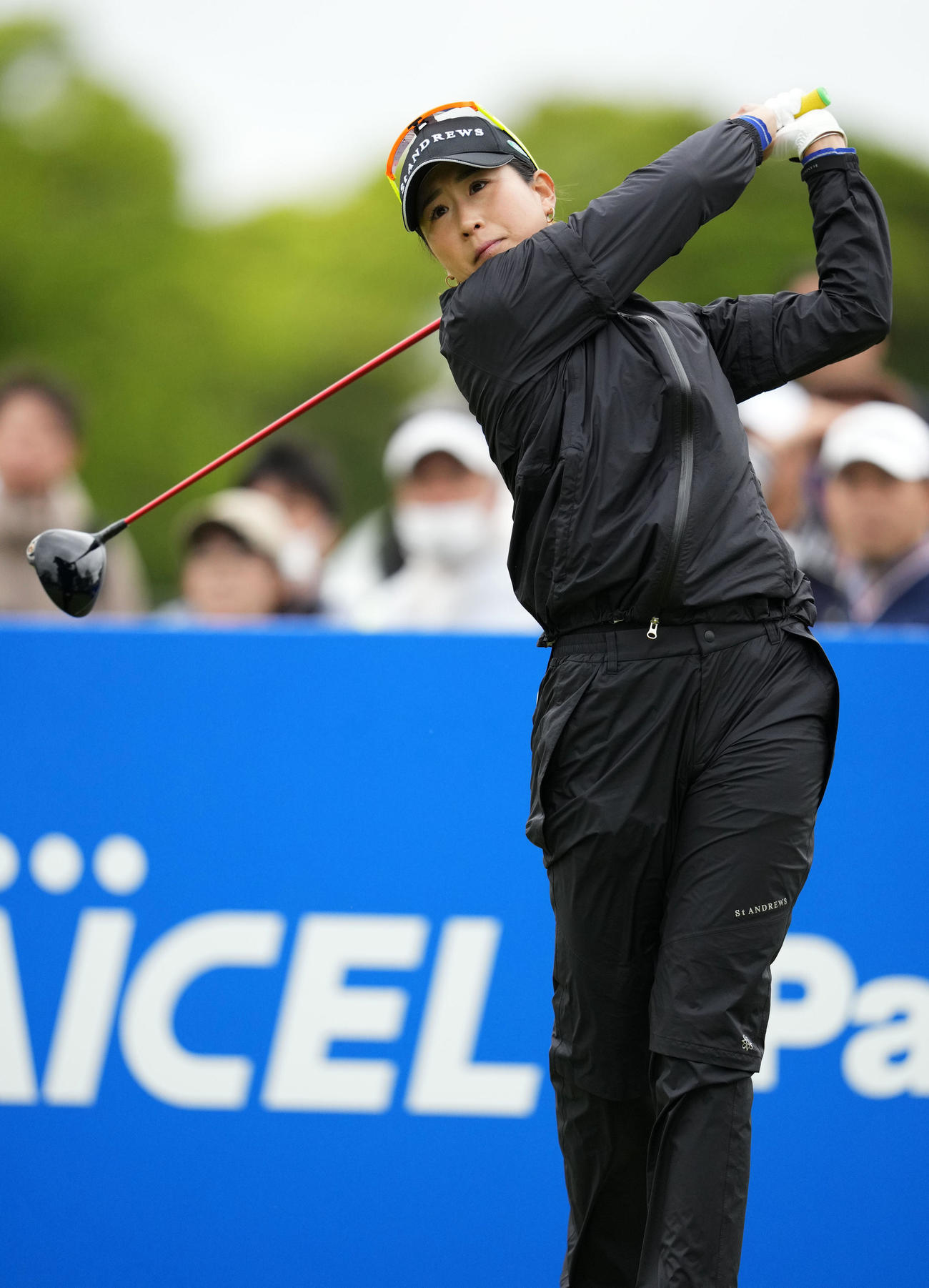 1番、ティーショットを放つ木戸（撮影・横山健太）